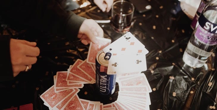 Beste drankspellen met kaarten, opdrachten en dobbelstenen