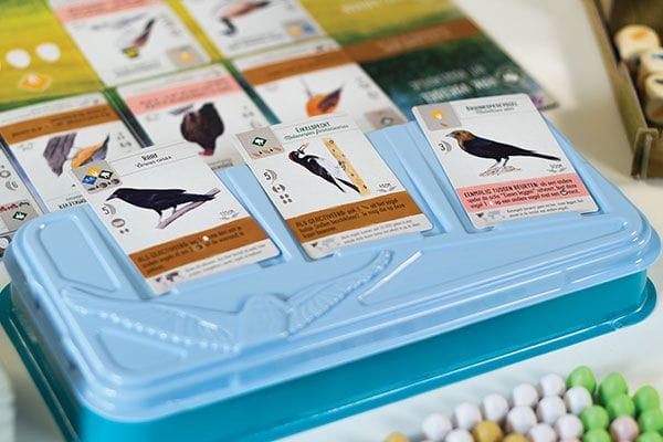 Wingspan bordspel van 999 Games vogelkaarten op vogelhouder